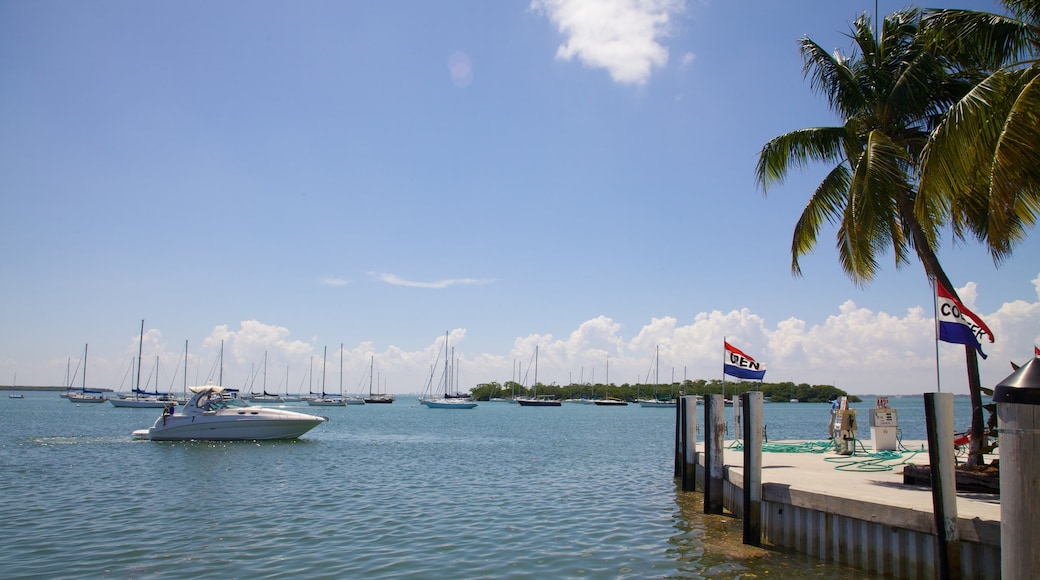 Crandon Marina bevat een jachthaven en een baai of haven