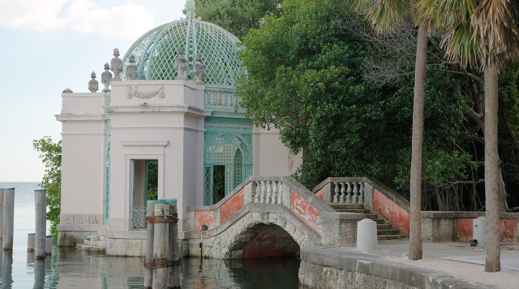 Vizcaya Museum and Gardens som visar en trädgård