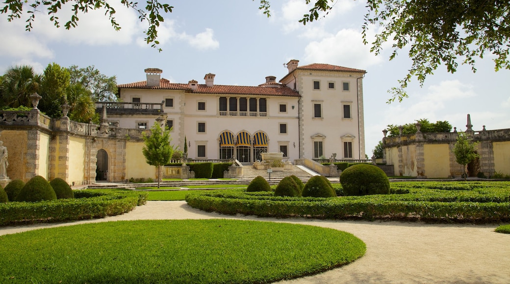 Vizcaya Museum and Gardens showing a garden