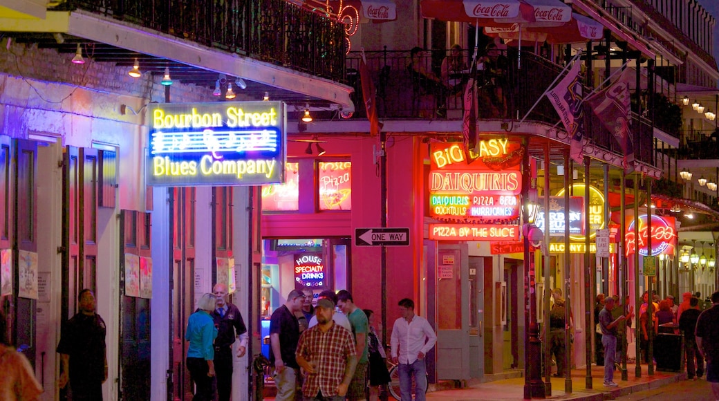 French Quarter showing street scenes