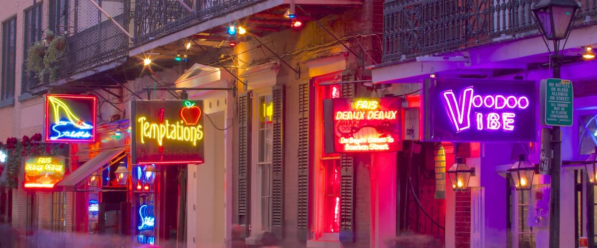 Louisiana que incluye señalización, compras y escenas nocturnas