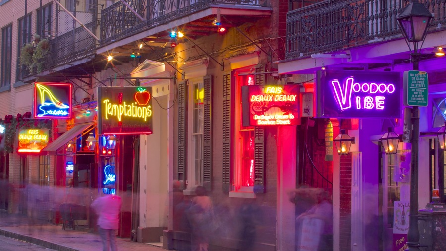 Louisiana que incluye señalización, compras y escenas nocturnas