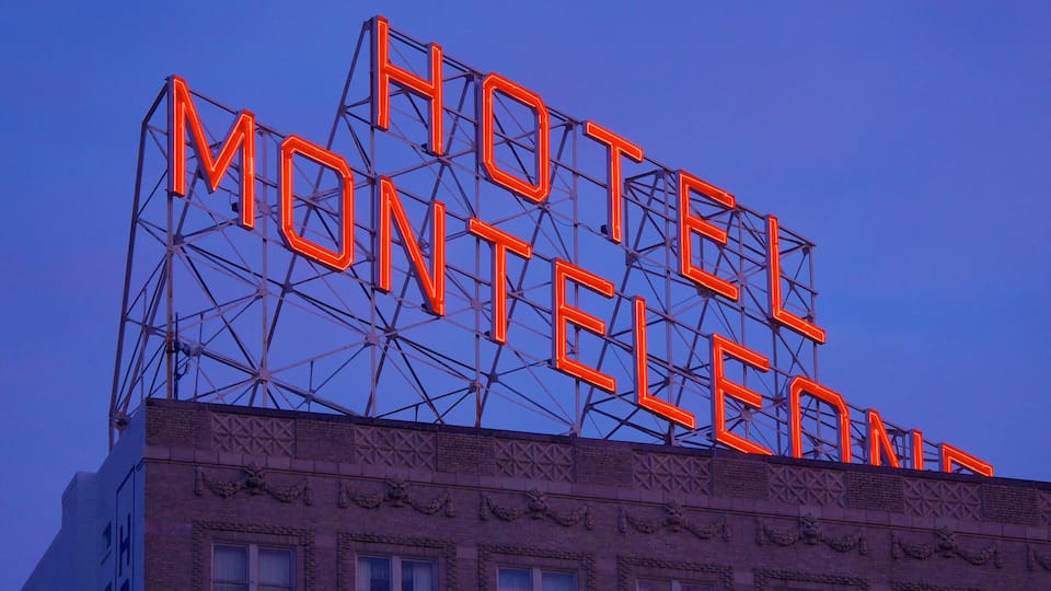 Louisiana que incluye un hotel, señalización y arquitectura moderna