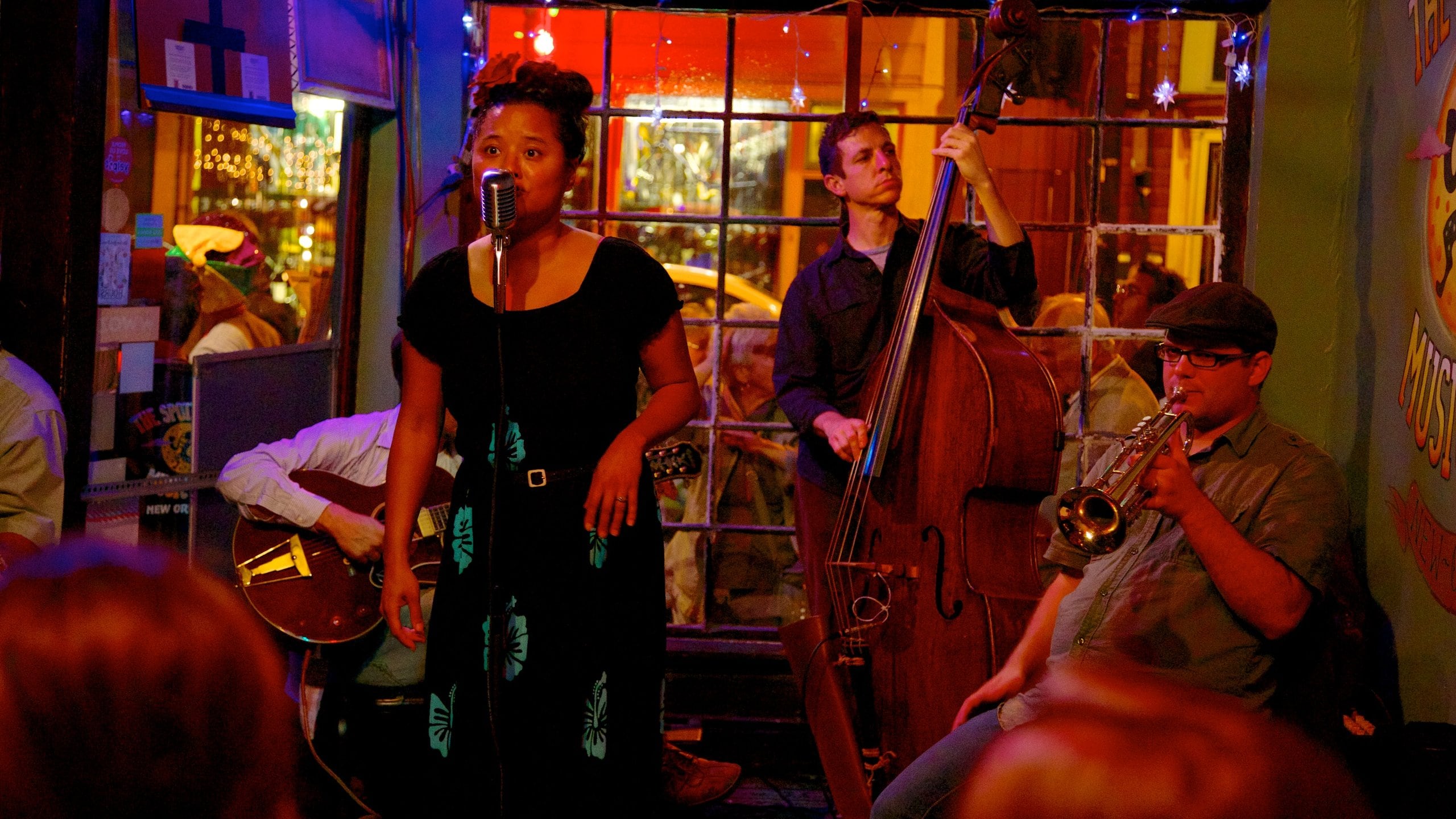 Nueva Orleans mostrando vida nocturna, música y vistas interiores