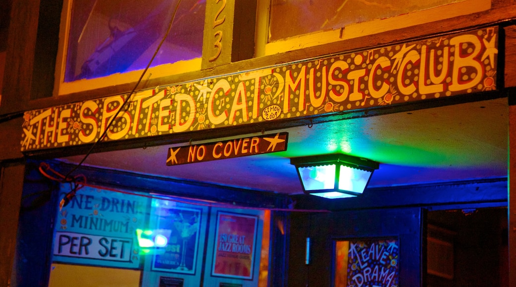 Clubes de Jazz da Frenchmen Street caracterizando sinalização, vida noturna e vistas internas