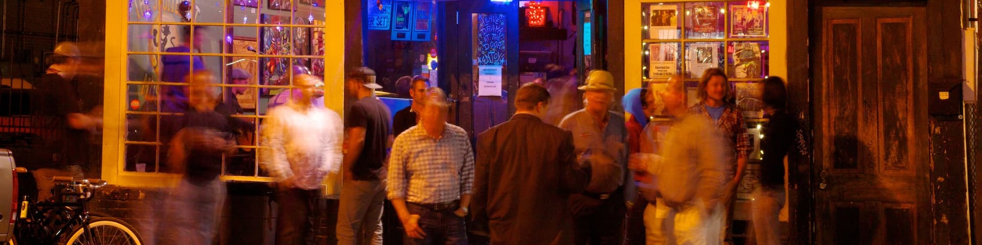 Clubs de Jazz de Frenchmen Street que incluye un bar, escenas nocturnas y escenas urbanas
