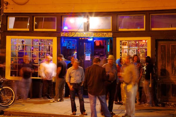 Frenchmen Street Jazz Clubs som visar nattliv, gatuliv och en bar