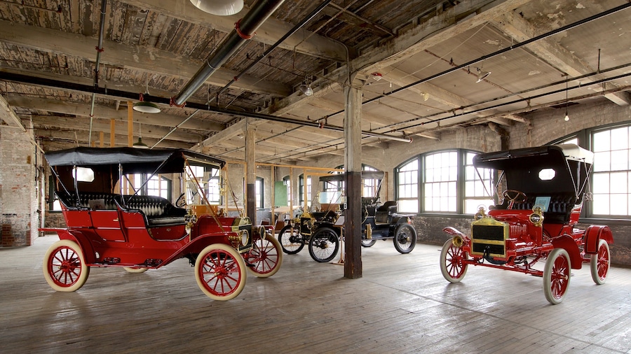 Complejo Patrimonial del Automóvil Model T ofreciendo vista interna y elementos patrimoniales