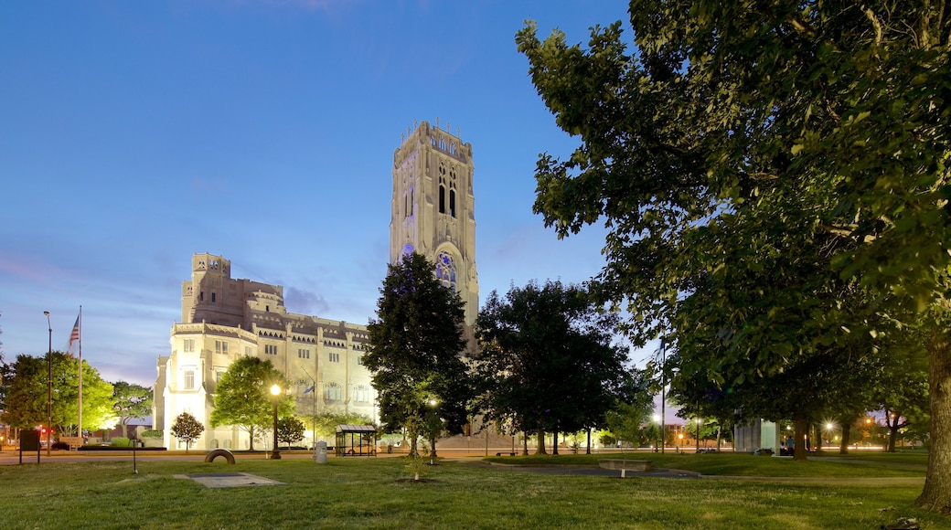 Scottish Rite Cathedral caratteristiche di giardino, architettura d\'epoca e paesaggio notturno