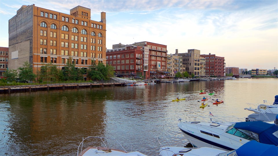 Historic Third Ward ofreciendo un atardecer, kayaks o canoas y un río o arroyo