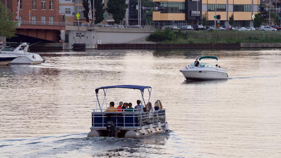 Historic Third Ward caracterizando um rio ou córrego e canoagem assim como um pequeno grupo de pessoas