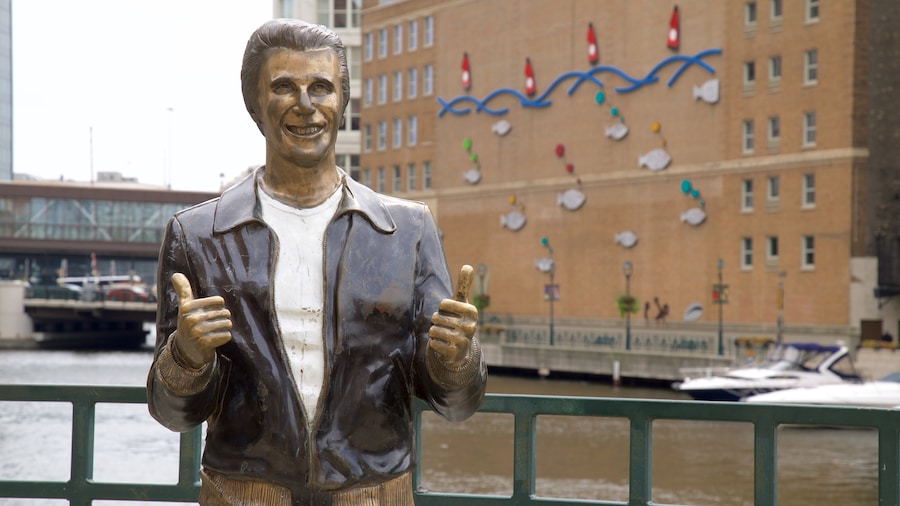 Bronze Fonz som visar en staty eller skulptur och en å eller flod