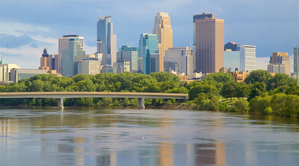 Minneapolis - St.Paul joka esittää pilvenpiirtäjä, silta ja kaupunki