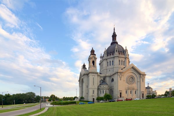 Cathedral of Saint Paul qui includes jardin, coucher de soleil et patrimoine architectural