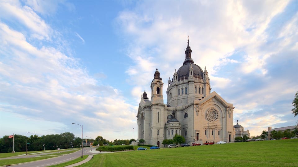 Cathedral of Saint Paul, St. Paul, Minnesota, Estados Unidos de América que incluye arquitectura patrimonial, un parque y un atardecer