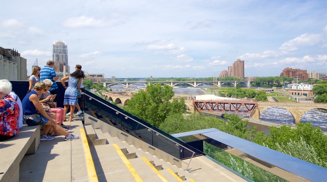 Guthrie Theater caratteristiche di ponte e vista del paesaggio cosi come un piccolo gruppo di persone