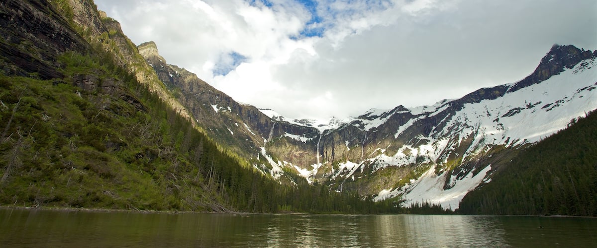 Western Montana mostrando um lago ou charco e neve