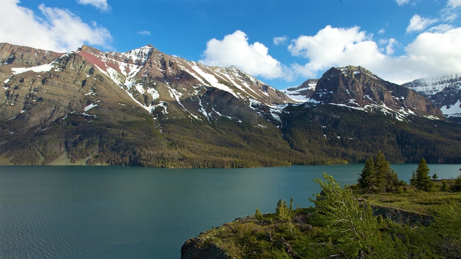 Oeste de Montana ofreciendo nieve y un río o arroyo