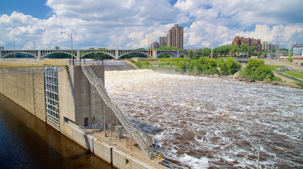 Saint Anthony Falls toont een rivier of beek en een brug