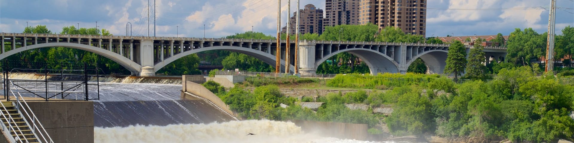 Saint Anthony Falls qui includes riviĂšre ou ruisseau et pont