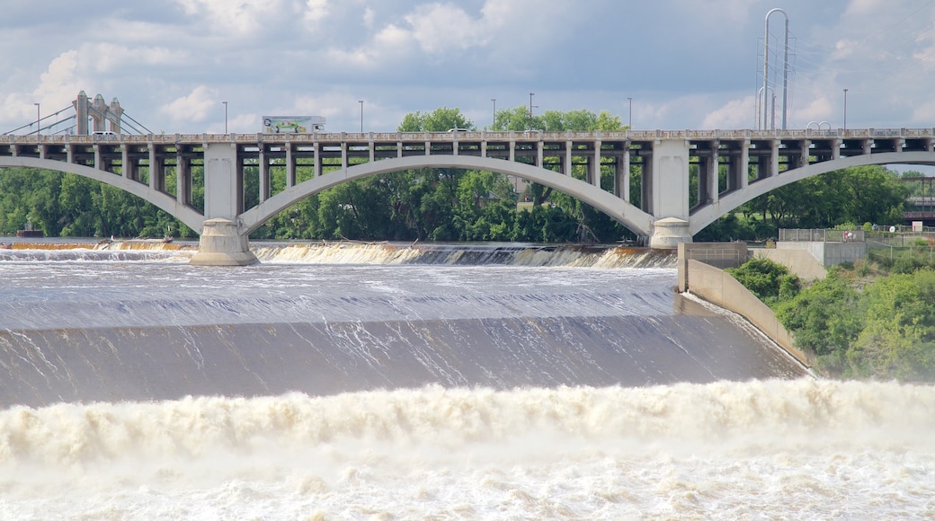 Saint Anthony Falls toont een rivier of beek en een brug