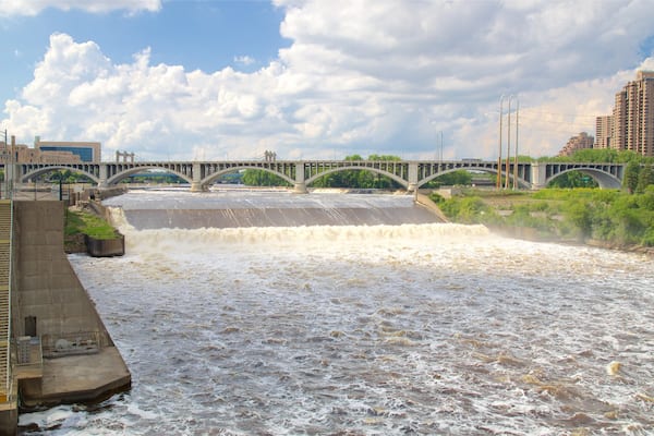 Saint Anthony Falls montrant riviĂšre ou ruisseau et pont