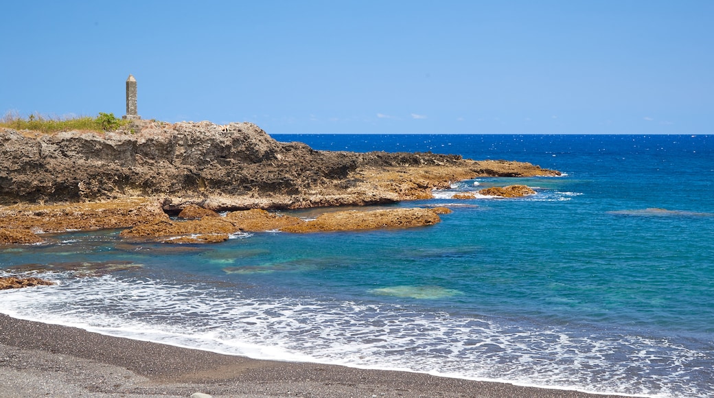 Isla Tanna que incluye vista general a la costa, costa rocosa y una playa de piedras