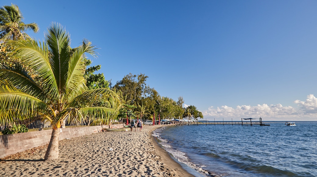 อ่าว Mele ซึ่งรวมถึง ทิวทัศน์เขตร้อน, ชายฝั่งทะเล และ หาดทราย