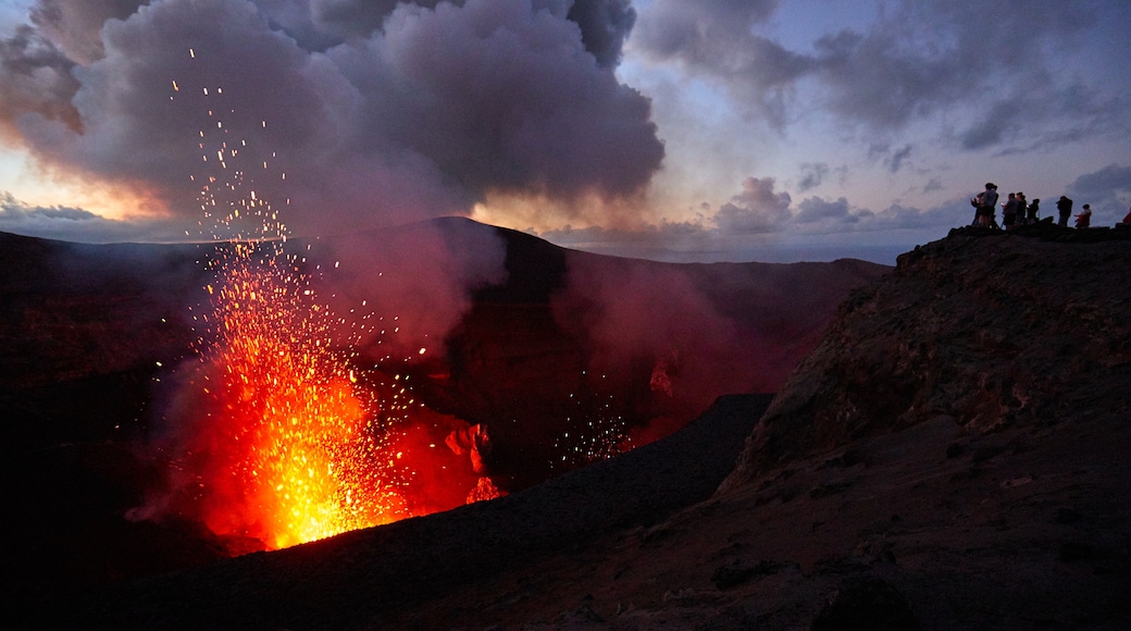 Berget Yasur som visar berg och en solnedgÄng