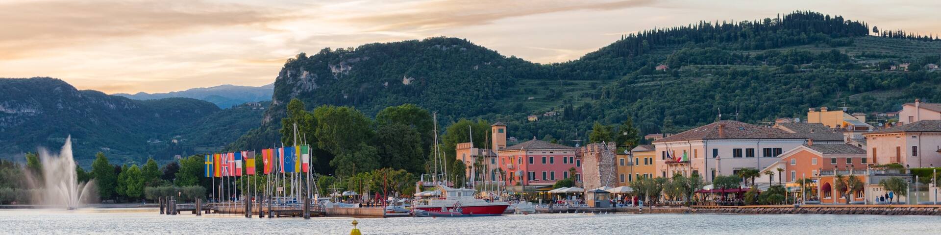 Bardolino das einen See oder Wasserstelle und Sonnenuntergang