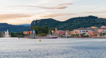 Bardolino presenterar en sjö eller ett vattenhål och en solnedgång