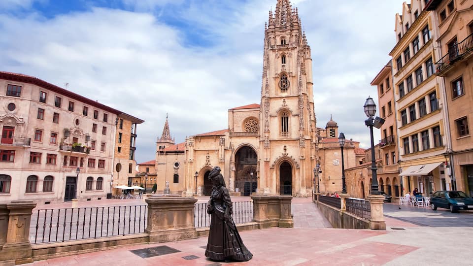 Oviedo johon kuuluu tori, vanha arkkitehtuuri ja kirkko tai katedraali
