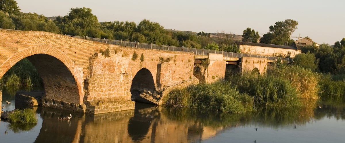 Toledo có tính năng cầu và sông lạch