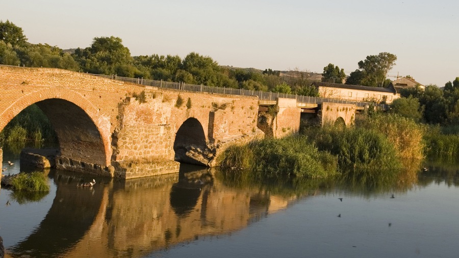 Toledo som viser en bro og en flod eller et vandløb