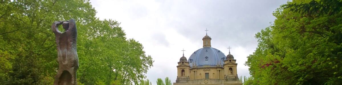 Pamplona welches beinhaltet Kirche oder Kathedrale, Statue oder Skulptur und Park