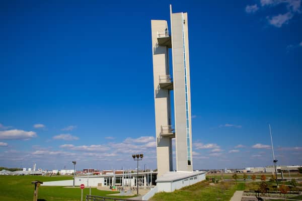 Lewis and Clark Confluence Tower which includes views
