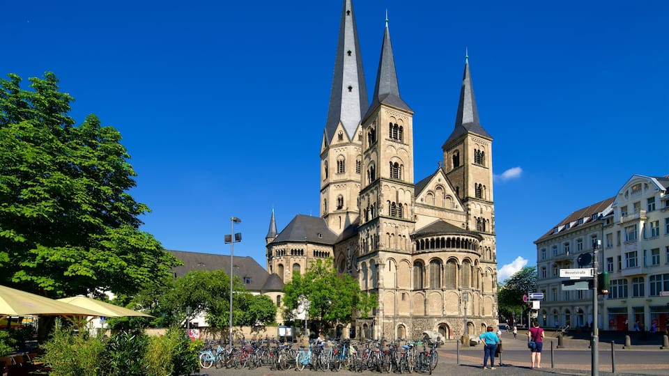 Duomo di Bonn caratteristiche di architettura d\'epoca e chiesa o cattedrale