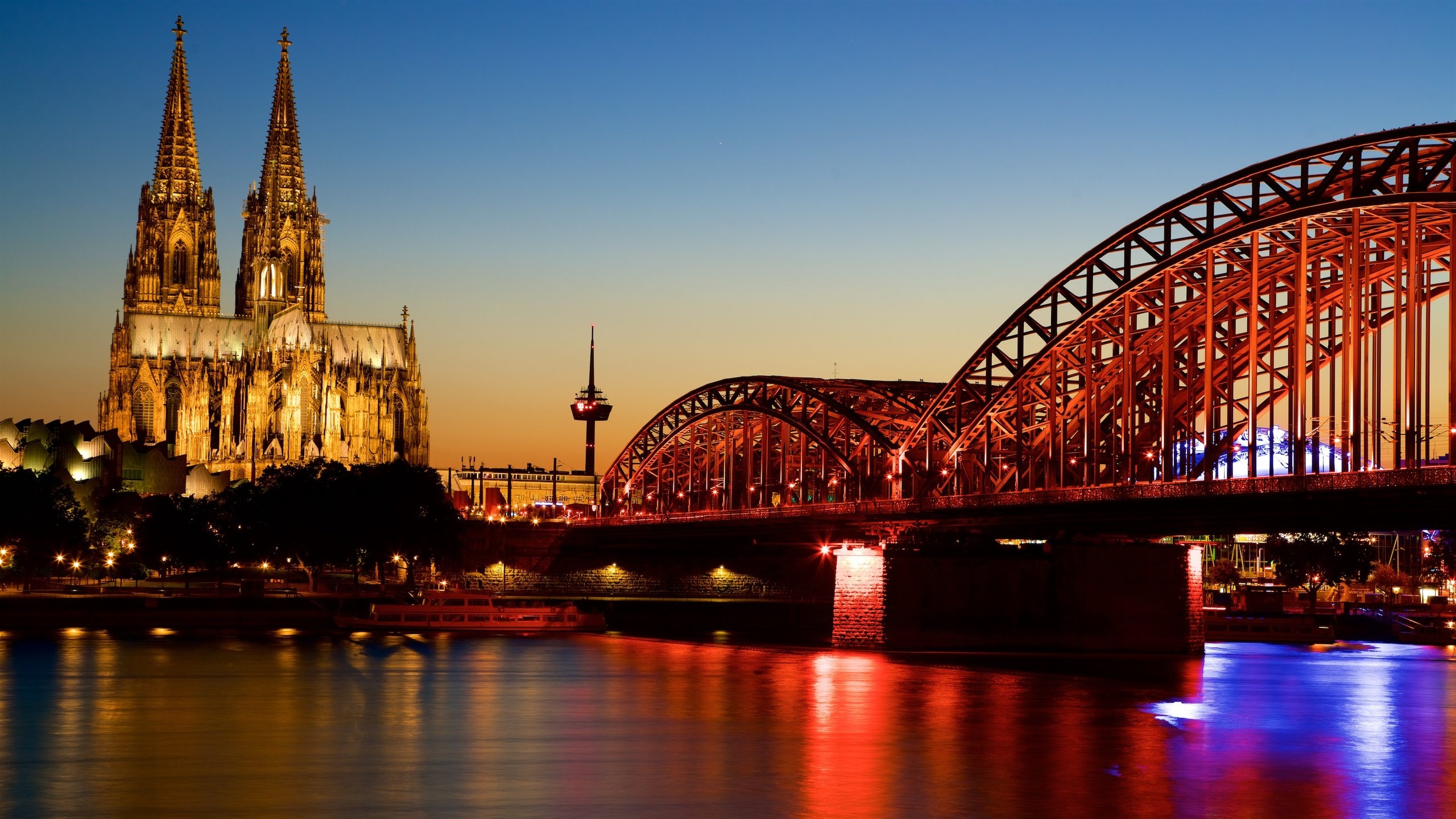 ケルン大聖堂　 タワーと宝物館と併せて3度感動！世界遺産「ケルン大聖堂