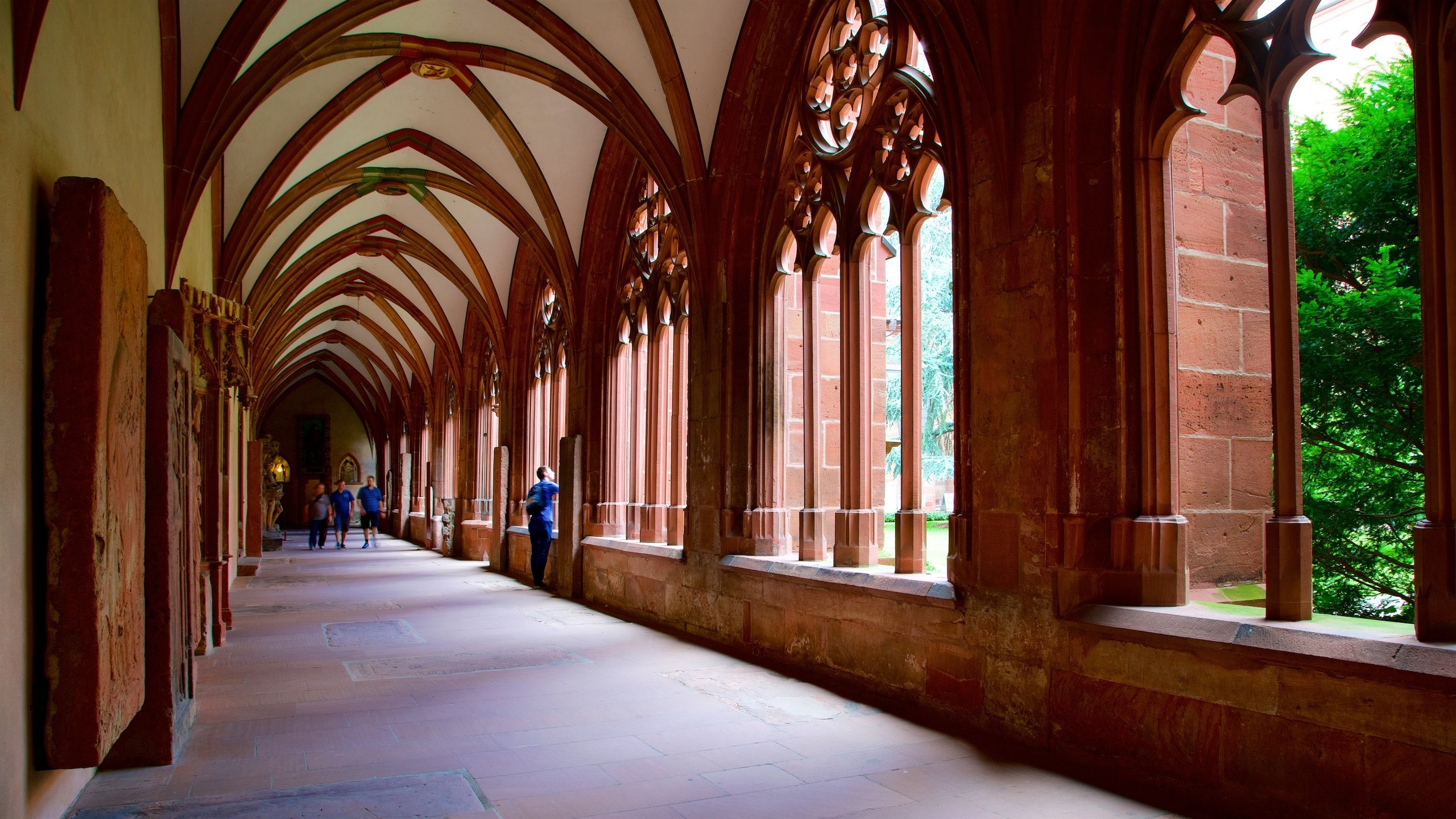 Mainz City Center showing heritage elements and interior views