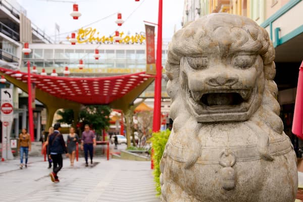 Chinatown Mall qui includes statue ou sculpture