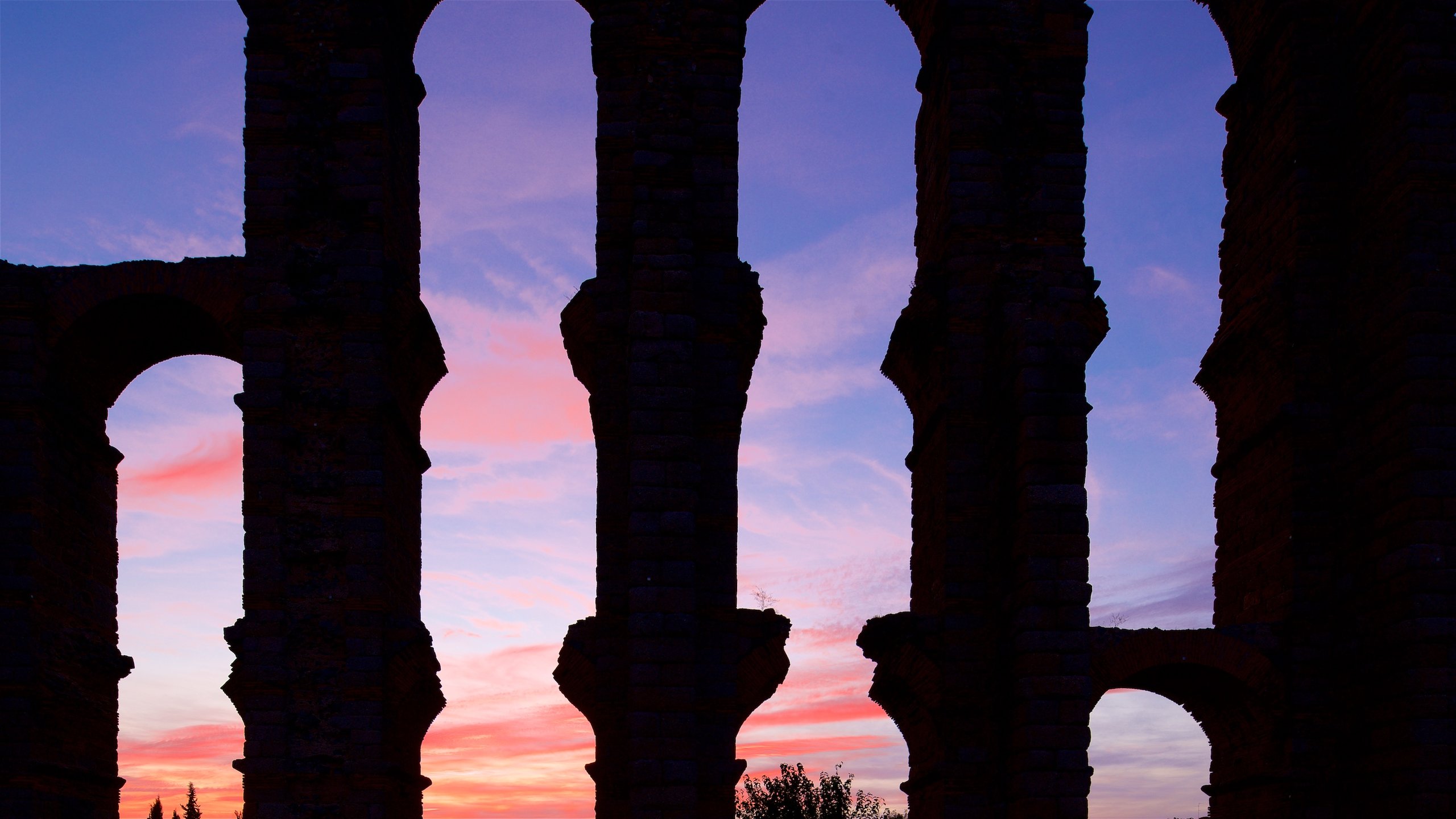 Acueducto de los Milagros showing a sunset
