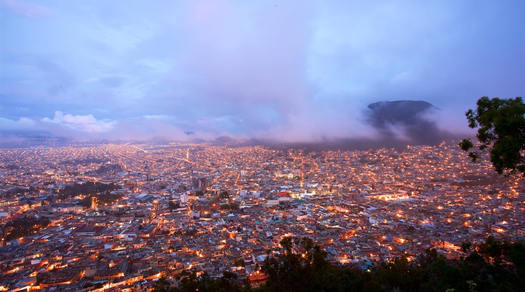 Pachuca inclusief nachtleven, mist of nevel en landschappen