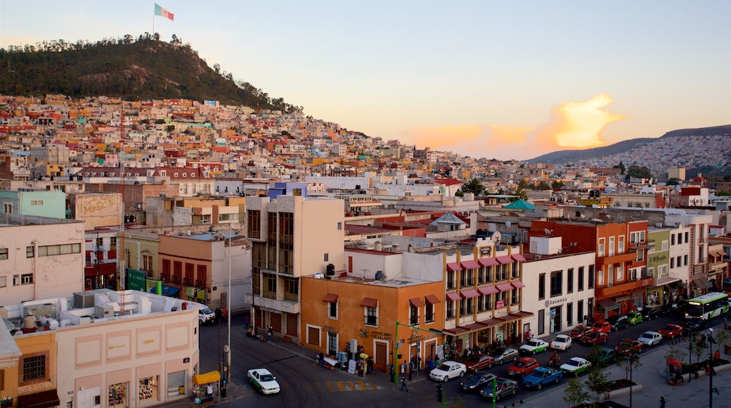 Pachuca som visar en solnedgång och en stad