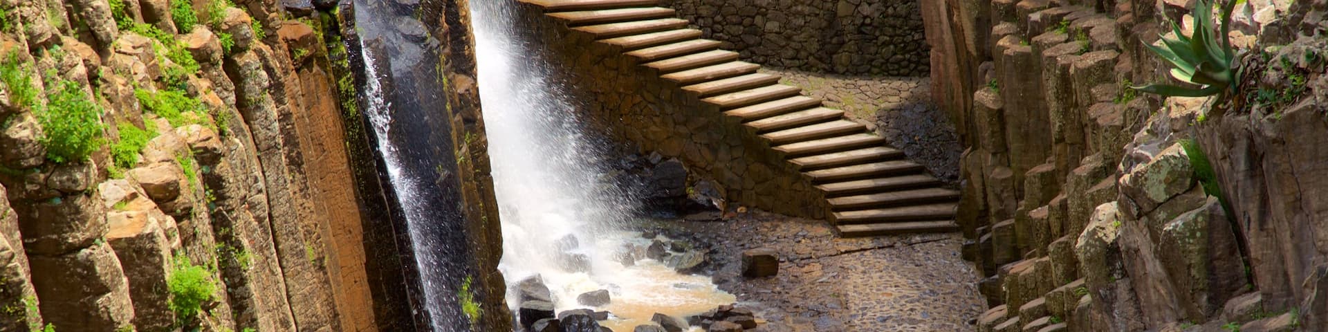 Prismas Basalticos Waterfall