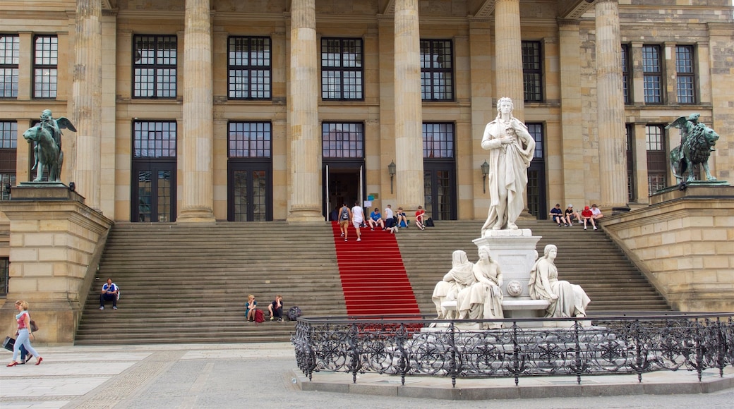 Orquesta Filarmónica de Berlín mostrando una estatua o escultura y elementos patrimoniales