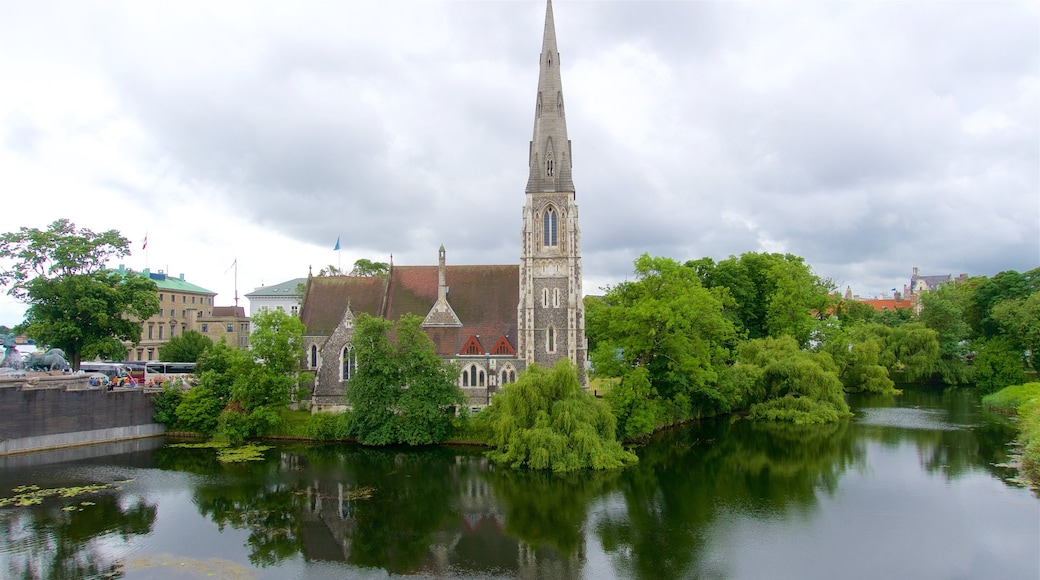 St. Alban\'s Church ofreciendo un río o arroyo