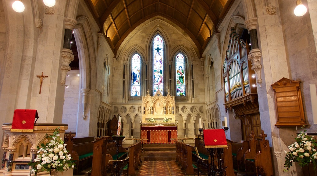 St. Alban\'s Church som visar historiska element, en kyrka eller katedral och interiörer