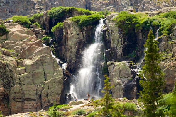 Estes Park welches beinhaltet Wasserfall