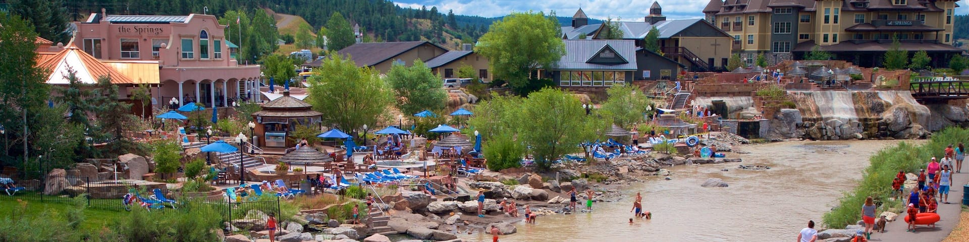 Pagosa Springs presenterar en Ă„ eller flod, vattensporter och en liten stad eller by