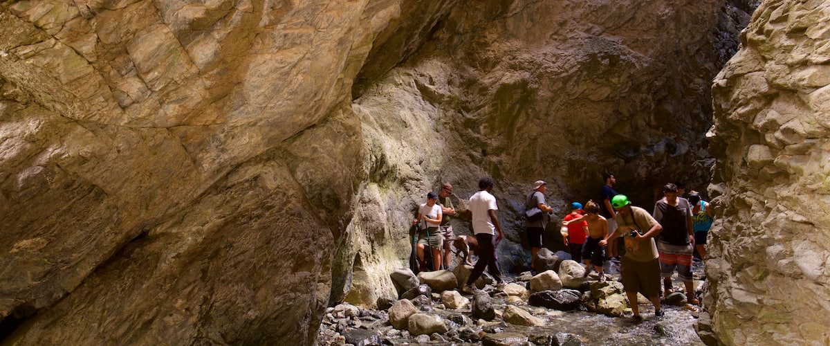 Cataratas de Zapata mostrando un barranco o cañón y también un pequeño grupo de personas